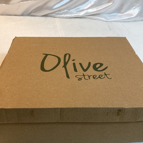 Olive street  Women Grey boots Size 8.5 new - Picture 4 of 5